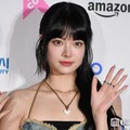 LE SSERAFIMウンチェ、変形トップス×ミニスカで大胆肌見せ「何頭身なの？」「破壊力すごい」と反響 画像