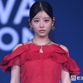 FRUITS ZIPPER月足天音、メンカラオフショルで登場 キュートな着こなし披露【オキコレ2026】 画像