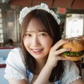 日向坂46藤嶌果歩、ウェイトレス姿でのもぐもぐカット 1st写真集先行カット第13弾解禁【果実の歩幅】 画像