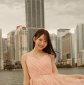日向坂46藤嶌果歩、海上でピンクドレス着こなし微笑む 1st写真集先行カット第15弾解禁【果実の歩幅】【果実の歩幅】 画像