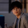 【告白－25年目の秘密－ 第1話】爽太（松村北斗）、麻里子（岡崎紗絵）に初めて声をかける 当たり前の日常がスリリングに一変 画像