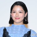 渡邉美穂、深めスリットから美脚ちらり「ドキッとする」「美しすぎて見惚れる」の声 画像