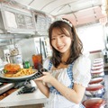 日向坂46藤嶌果歩、ダイナーで微笑む 1st写真集ポストカード第3弾公開【果実の歩幅】 画像