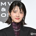 元乃木坂46若月佑美、水底でうずくまる水着姿公開「幻想的」「脚長い」と反響 画像