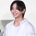 Hey! Say! JUMP山田涼介、夏の思い出回顧「小さい頃よく家族と」白シャツ×デニムの爽やかスタイル 画像