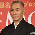 市川團十郎、ピンクビーチで楽しむ水着姿の長男・勸玄の姿公開「少年から青年に」「引き締まっててかっこいい」の声 画像