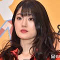 “可愛すぎる新喜劇女優”小寺真理、階段下からのミニスカショットで美脚際立つ「脚長くてスタイル抜群」「色っぽい」と絶賛の声 画像