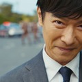 「VIVANT」乃木（堺雅人）の背後にパトカー＆警官…不敵な笑み浮かべる第13話場面写真を先行解禁 画像