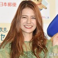 熊本在住・スザンヌ「少しでも笑顔になれる時間を」息子とプール満喫ショット公開「素敵」「水着姿スタイル抜群」の声 画像
