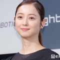 佐々木希、ミニスカ制服姿に絶賛の声「似合いすぎてる」「清楚な雰囲気が素敵」 画像