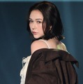 村重杏奈、胸元ざっくりキャミソールから美デコルテ輝く ブラウンスエードで秋の装い【TGC松山2026】 画像