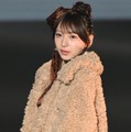 SWEET STEADY塩川莉世、ミニスカ×ロングブーツで美スタイル際立つ 大ぶりリボンが可愛い【TGC松山2026】 画像