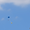 打ちあがったロケットはパラシュートが開いて降下する