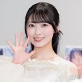 AKB48メンバー、美脚際立つミニスカオフショットに反響「肌白くて発光してる」「脚長い」 画像