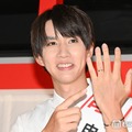 はじめしゃちょー、テレビ前でバスケ観戦する7ヶ月娘の姿公開「成長してる」「おもちゃ片手に一生懸命で愛おしい」 画像