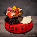 「そういう時期の進撃の巨人カフェ」新宿で開催 “厨二病”要素の描き下ろしイラストグッズも満載 画像