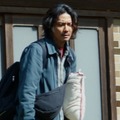 『見えない娘 THE INVISIBLES』三姉妹と東京へ旅に出ることになり、足取りが重そうな学
