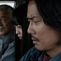 『見えない娘 THE INVISIBLES』画面を見つめる学と長女・風子(近藤華)、タクシー運転手の倉田(寺島進)