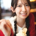 日向坂46金村美玖、“あーん”する彼女感あふれる赤ニット姿 2nd写真集先行カット第4弾解禁 画像