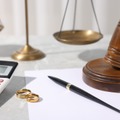 離婚を考えたとき気になる「弁護士費用」。30分相談するだけでいくら⁉…依頼したほうが「お得」な3つのケースとは 画像