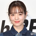 横田真悠、膝丈透けスカートから美脚スラリ「完璧な頭身バランス」「どんなテイストの衣装も着こなしててさすが」と反響 画像