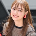 内田理央、ウエストチラリのオフショルトップスで美スタイル公開「デコルテが綺麗」「美しすぎる」の声 画像