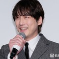 坂口健太郎の娘役、初日舞台挨拶にサプライズ登場 サボテン型のバルーンを持って壇上へ【私はあなたを知らない、】 画像