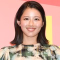 渡邉美穂、母親と韓国へ オフショル姿の食事ショットに反響「デコルテがツヤツヤ」「プラベ感嬉しい」 画像