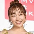 須田亜香里、ミニ丈衣装姿の美脚ショット公開「脚の長さが異次元」「さすがの着こなし」と反響 画像
