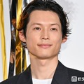 SixTONES松村北斗＆今田美桜、原作・東野圭吾さんの映画鑑賞後の言葉に感謝「最大の安心で賛辞」【白鳥とコウモリ】 画像