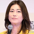 氷川きよし、美脚際立つ膝上ショーパンコーデ 麻布十番街中ショットに反響「脚長くて綺麗すぎる」「変装なしでいるのビックリ」 画像