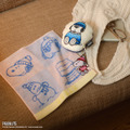ミニタオル ¥1,100、ポケットウォーマー ¥2,420/© 2026 Peanuts Worldwide LLC