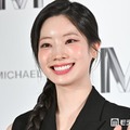 TWICEダヒョン、美背中開放の真紅ドレス姿披露「絵画のような美しさ」「破壊力すごい」の声 画像