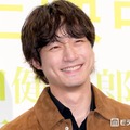 坂口健太郎、結婚発表翌日に公の場登場 祝福の言葉に笑顔で会釈【私はあなたを知らない、】 画像