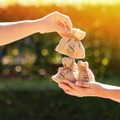 「自然にお金がたまる人」は腰を曲げない？言われてみればその通りの小さな習慣（前編） 画像