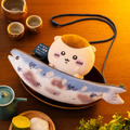 「ちいかわ くりまんじゅうだらけくじ」D賞： 焼きサンマのぬいぐるみポシェット 全1種©nagano