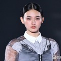 櫻坂46山崎天、シアートップスで肌見せ ワイドデニムでクールな装い「魅力的すぎる」「一瞬で目を奪われた」の声【TGC2026A/W】 画像