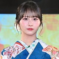 ≠MEメンバー、美脚まぶしい総フリルミニワンピ姿公開に反響「目がくらむほど可愛い」「お人形さんみたい」の声 画像