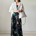 「柄ボトムス」は秋も着映えるアイテム。華やかボタニカル柄パンツで作るリラックスシック【40代の毎日コーデ】 画像