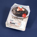 ファミマ、ワンコイン以下の「イカスミパスタ」新登場 深みとメリハリの効いた本格派 画像