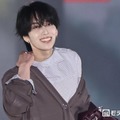 MAZZEL・EIKI、カーディガン×シャツの秋コーデ クールな表情でウインク【ガルアワ2026A/W】 画像