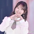 日向坂46藤嶌果歩「ガルアワ」初登場でハートポーズ ネクタイ×ミニスカのフェミニンコーデ【ガルアワ2026A/W】 画像