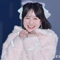 本田紗来、犬モチーフニット×ミニスカート姿で登場 弾ける笑顔に「天使すぎる」「どこから見ても可愛い」【ガルアワ2026A/W】 画像
