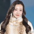 板野友美、ファーアウター×フレアミニスカで美脚際立つ「神スタイル」「ずっと可愛い」と反響 画像