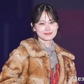 山下美月、美脚スラリの変形スカート×ブーツ姿に視線集中「着こなせるのすごい」「上級者スタイル」と反響【ガルアワ2026A/W】 画像