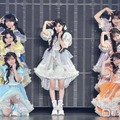 MORE STAR、メンバー脱退後の新体制7人でパフォーマンス 「ハグ！」披露【ガルアワ2026A／W】 画像