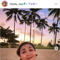 香坂みゆき、ハワイでの背中ざっくり水着ショット公開「スタイル抜群」「背中もウエストラインも綺麗すぎ」の声 画像
