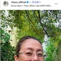 RIKACO、愛犬との寝起きショット公開「すっぴんかな？」「お肌ツヤツヤで綺麗すぎる」と反響 画像