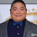 「VIVANT」出演話題の富栄ドラム、チョッキー役・オームとのプリクラ公開「胸熱」「可愛すぎる」と反響 画像