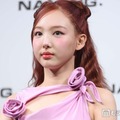 TWICEナヨン、ショートトップス×ショーパン黒コーデ公開「お腹ぺったんこで憧れる」「神スタイル」と反響 画像